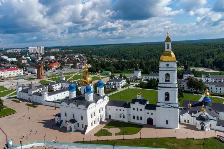 В Тобольском Кремле открыли скульптуру ангела-пожарного «Оберегающий»