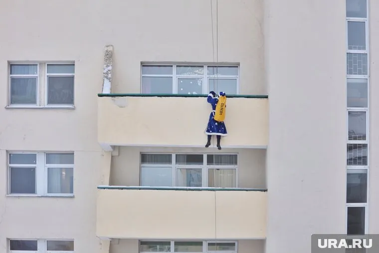 Мужчина сорвался с высоты, выполняя трюки на глазах у жены и ребенка