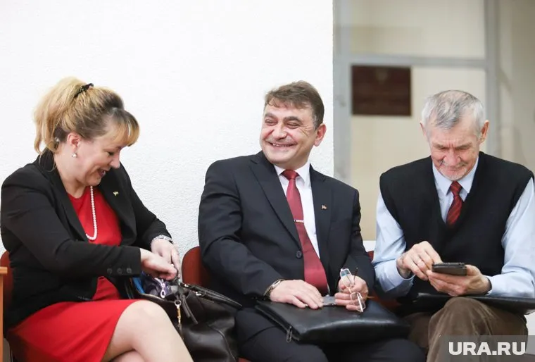 Наталья Воробьева (слева) написала заявление о выходе из КПРФ