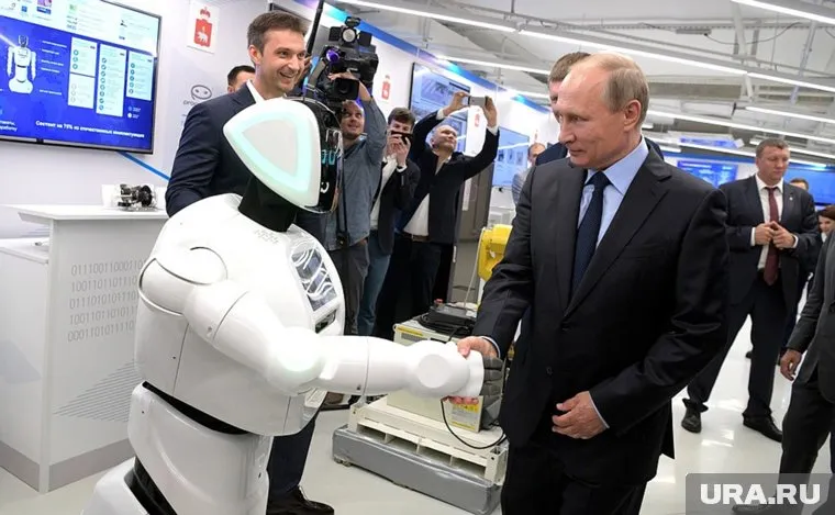 Владимир Путин стал единственным человеком, кому Промобот пожал руку