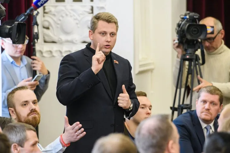 Шестой день протестов против строительства храма Св. Екатерины в сквере около драмтеатра - встреча Александра Высокинского с инициативной группой. Екатеринбург