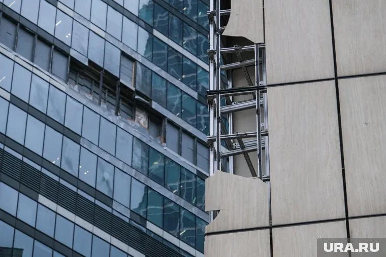 В одном из домов ЖК выбиты стекла после взрыва