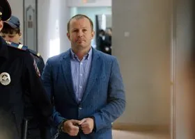 Всех офицеров свердловского МВД, подозреваемых в фальсификации взятки, суд отправил под домашний арест