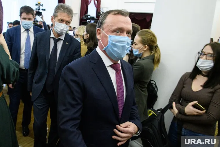 После торжественной церемонии Алексей Орлов пригласил VIP-гостей в свой кабинет