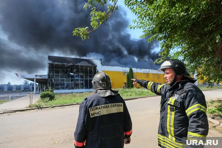 После обстрела ВСУ торгового центра в Петровском районе на место происшествия прибыли сотрудники МЧС