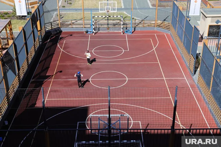 Иностранцы не пускают детей на спортплощадки Тюмени