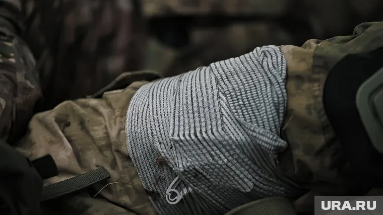 Бойцы перевязали украинского военнопленного