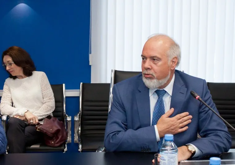 Внеочередное заседание Думы города. Сургут, шувалов вадим, жест рукой, от души