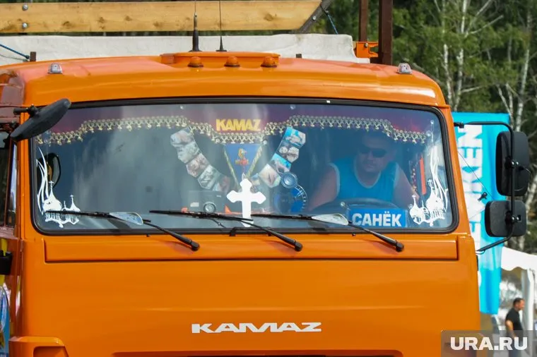 Теперь водить грузовики россияне смогут только с 21 года