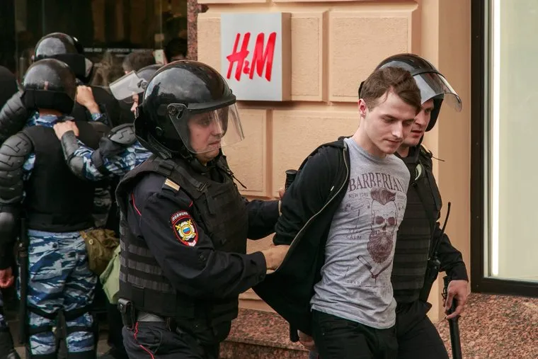 Несанкционированный митинг на Тверской улице. Москва, протестующие, автозаки, задержания, полиция, несанкционированный митинг