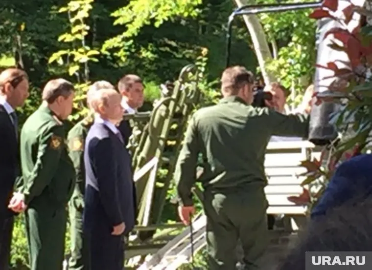 Генерал не смог открыть "УАЗ-Патриот" президенту и оторвал от машины ручку