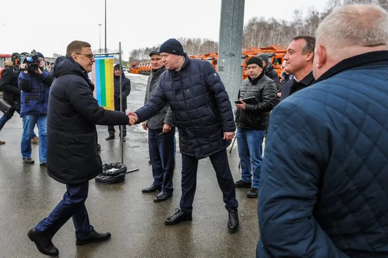 Осмотр Алексеем Текслером и Натальей Котовой новой дорожной и снегоуборочной техники. Челябинск