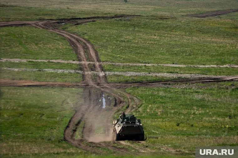 Ракета комплекса С-400 упала примерно в 100 метрах от солдат, но не взорвалась