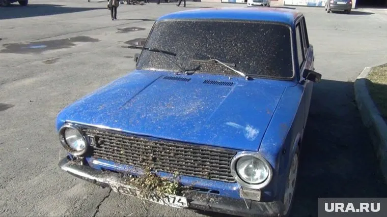 Хоккеист бросил машину и убежал в поля