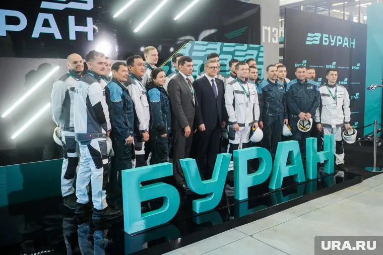 Губернатор Алексей Текслер сфотографировался с работниками предприятия