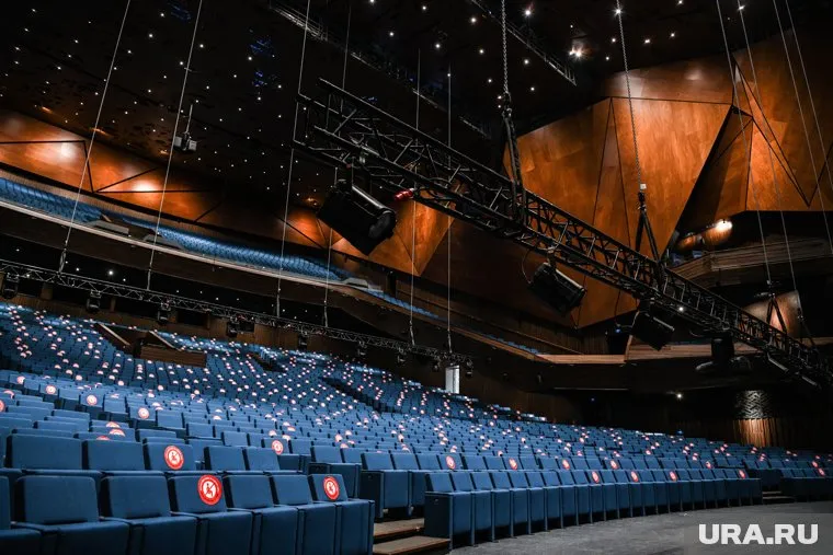 Сидения в концертном зале демонтированы