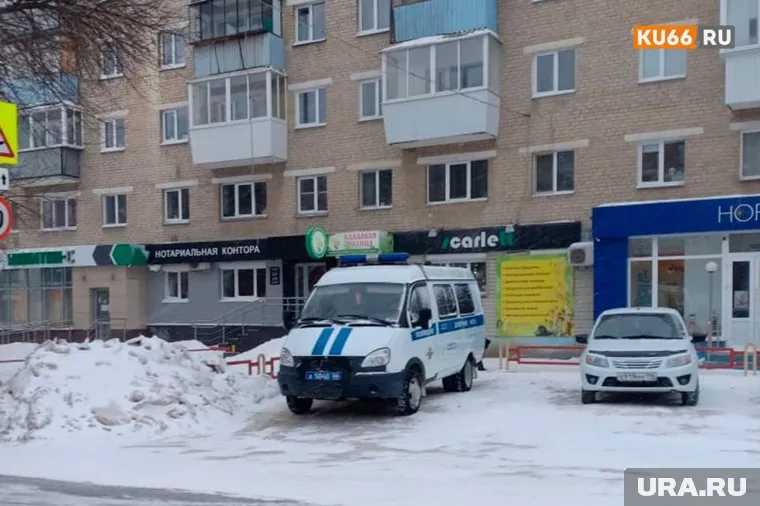 На месте происшествия работают полицейские