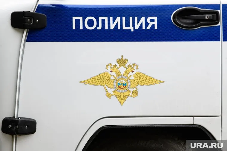 Мужчину посадили в спецмашину