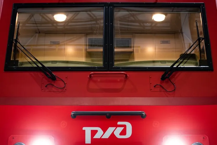 Передача тысячного электровоза 2ЭС6 «Синара» Российским железным дорогам на заводе «Уральские локомотивы». Свердловская область, Верхняя Пышма