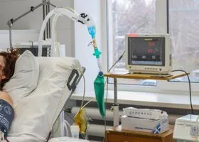 Челябинку, на которую напал мигрант в пивбаре, спасли от остановки сердца