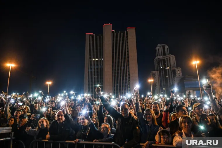 Традиционно горожане поют песню Магомаева в честь окончания фестиваля у здания правительства области