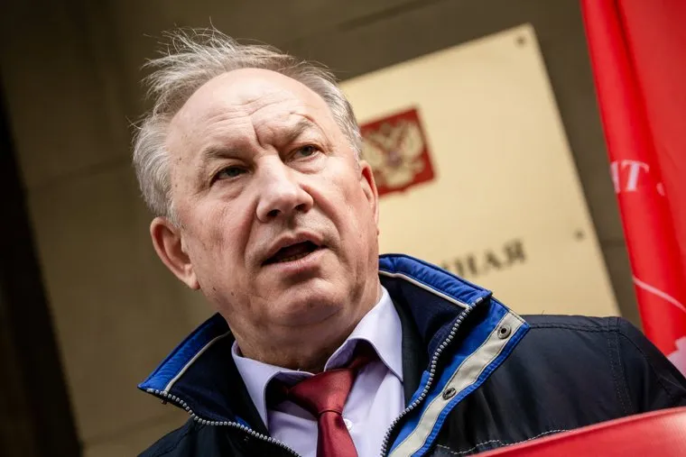 Коммунисты из КПРФ во подают обращение в администрацию президента. Москва