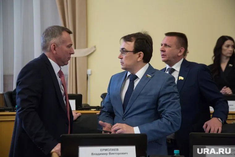 Владимир Ермолаев (справа) назначен зампредом думской комиссии