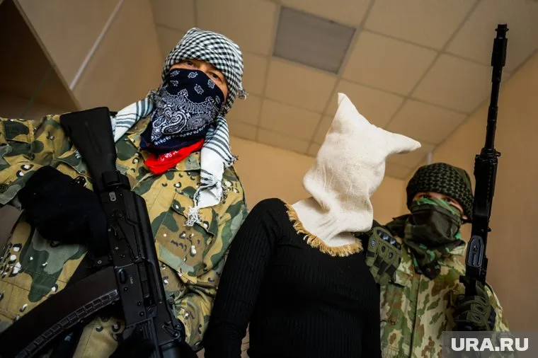 Полиция окружила здание с боевиками