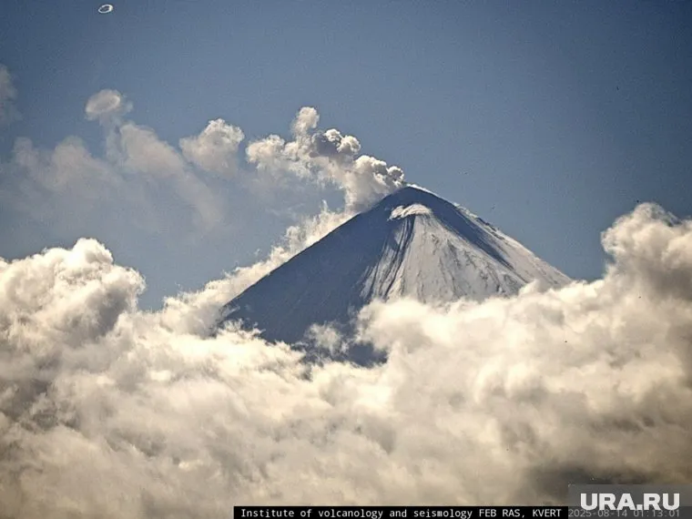 Пепловый шлейф движется на северо-восток