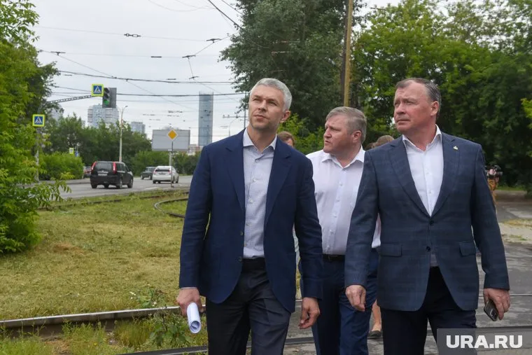 В сборе средств на победу Куйвашева Алексею Орлову (справа) помогает его зам Рустам Галямов (слева)