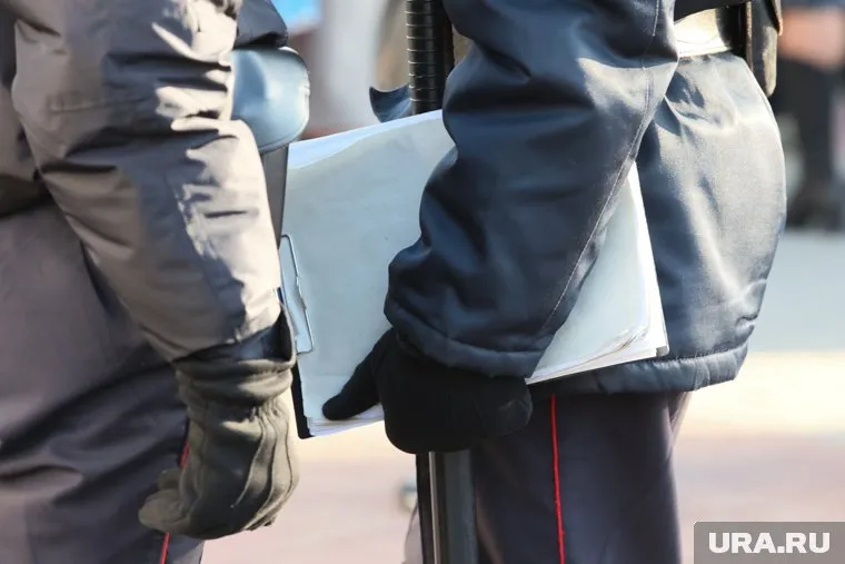 Курганца отправили в колонию за то, что он съел часть протокола