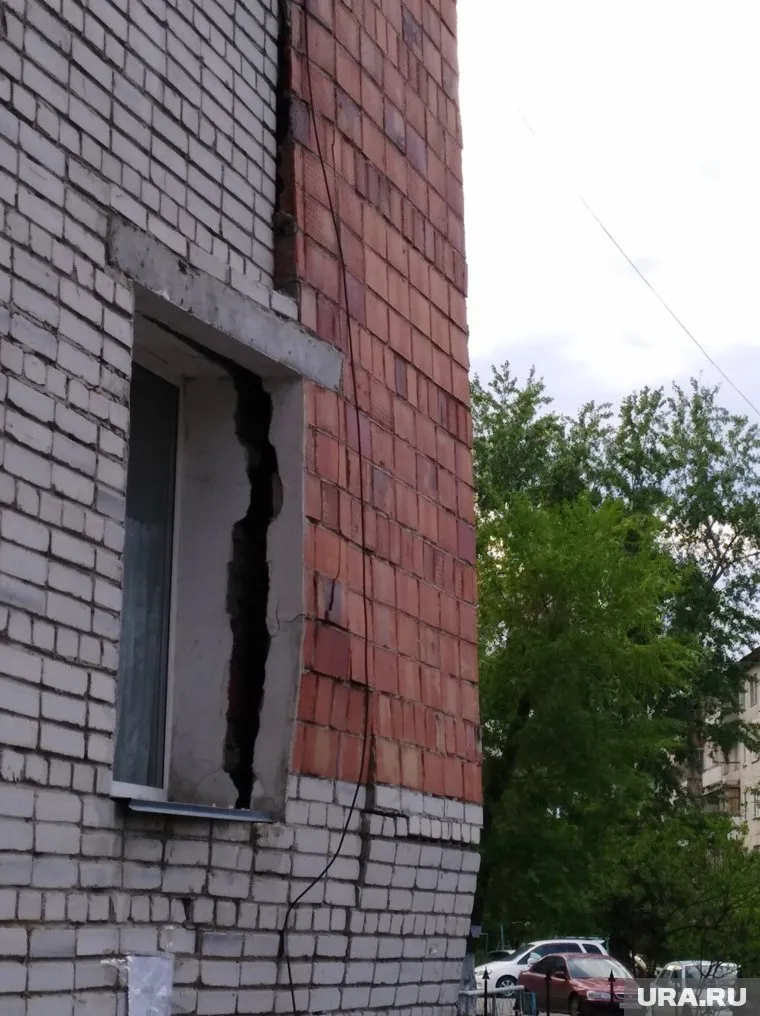 Стена грозит обрушиться прямо на прохожих