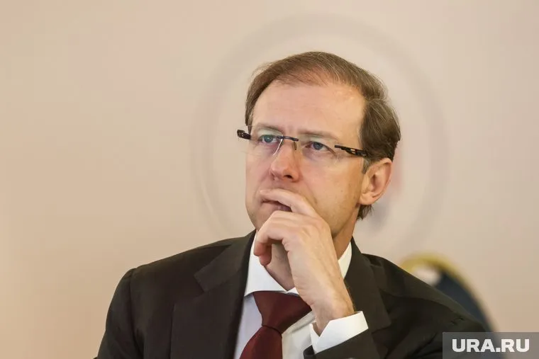 Вице-премьер РФ и глава Минпромторга Денис Мантуров работает в Сургуте