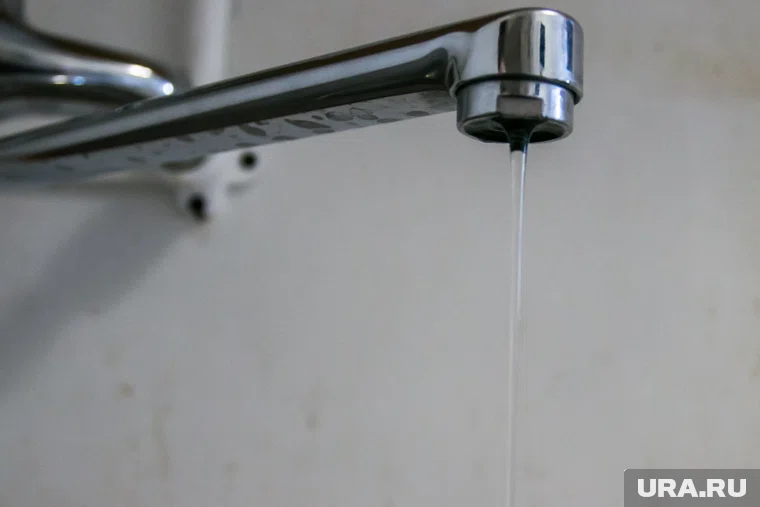 Возле 30 дома в микрорайоне Аэропорт установлена бочка с питьевой водой