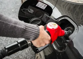 В Тюмени продолжают падать цены на бензин