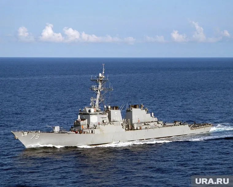 Американское судно попало на пересменку российских кораблей