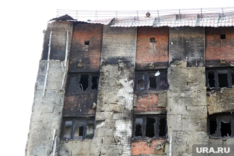 Жители боятся проходить мимо, но выбора у них нет