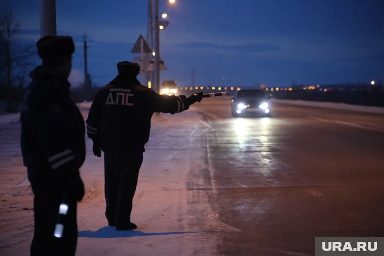 Госавтоинспекторы и МЧС буксируют тягачи с места ДТП