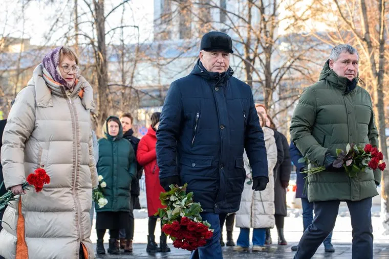 Возложение цветов к памятнику Ельцину. Екатеринбург