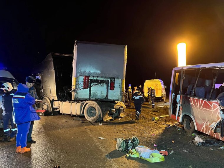 Семь погибших и 12 пострадавших: что известно об аварии микроавтобуса по дороге в Екатеринбург