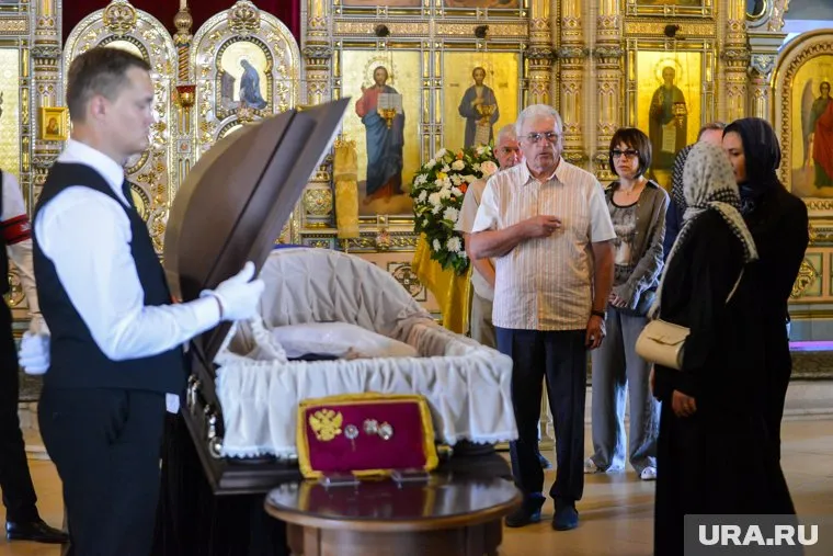Дочь скончавшегося полтора года назад Николая Суденкова суд попросил связаться с отцом