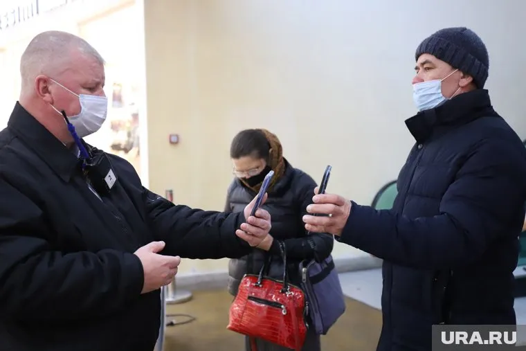 Непривитым югорчанам в 4 муниципалитетах запрещено появляться в общественных местах