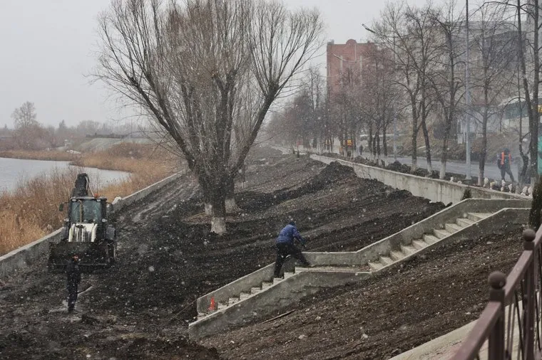 Укладка асфальта в снег на набережной Тобола. Курган
