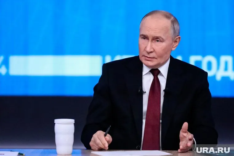 Путин отметил, что зарплаты молодых специалистов, работающих в МГУ, долины быть больше