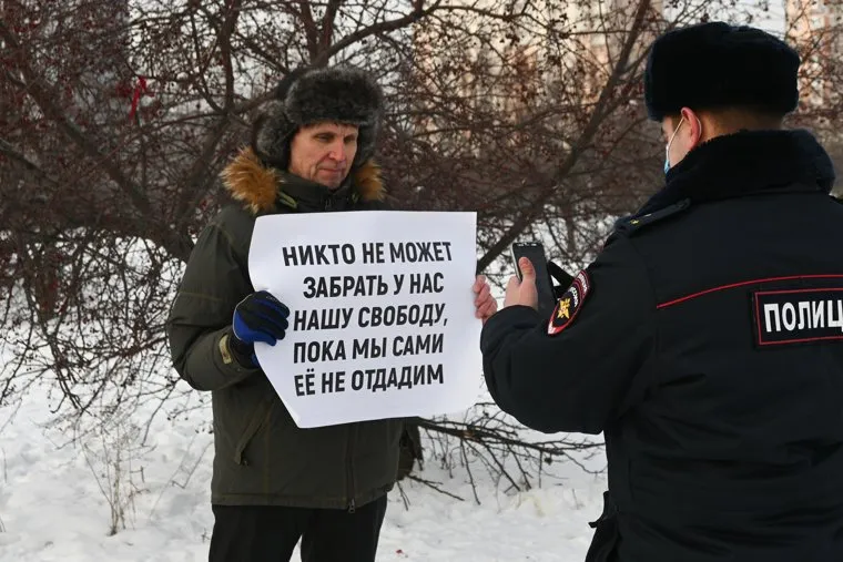 Пикет противников qr-кодов в парке Южный. Екатеринбург