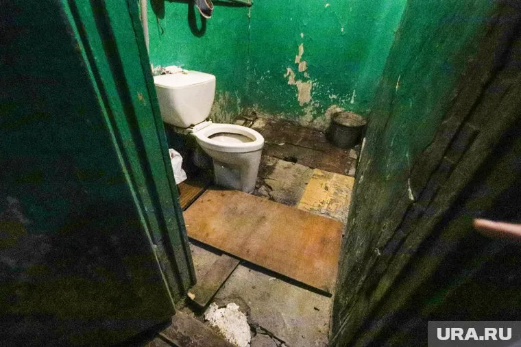 Пациенты запечатлели на фото туалет в стационаре больницы (архивное фото)