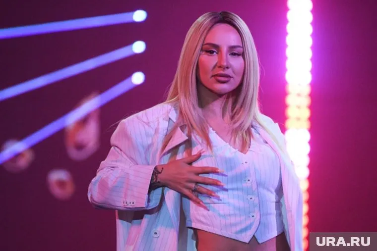 Анна Асти заявила, что ломала зубы и каблуки на концертах