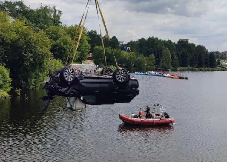 Lexus с погибшими достали со дна водохранилища