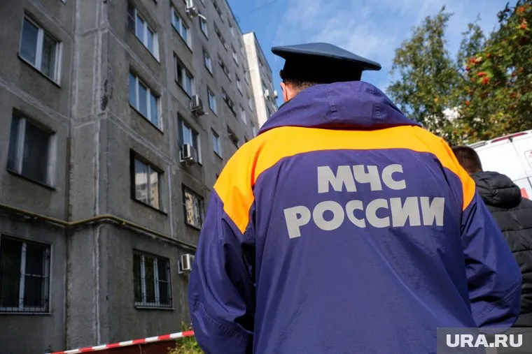 Спасатели работают на месте обрушения здания в Новотроицке (архивное фото)