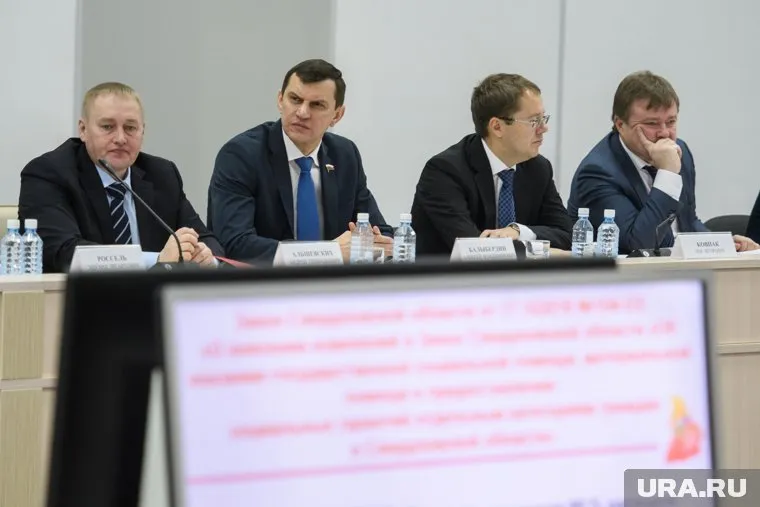 Только у одного из сидящих за этим столом депутатов есть гарантии сохранения мандата